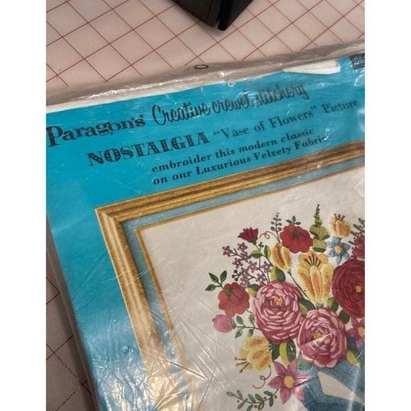 𝅺PARAGON Crewel Stitchery Kit “Vase of Flowers” 0634 - Picture 3 of 4